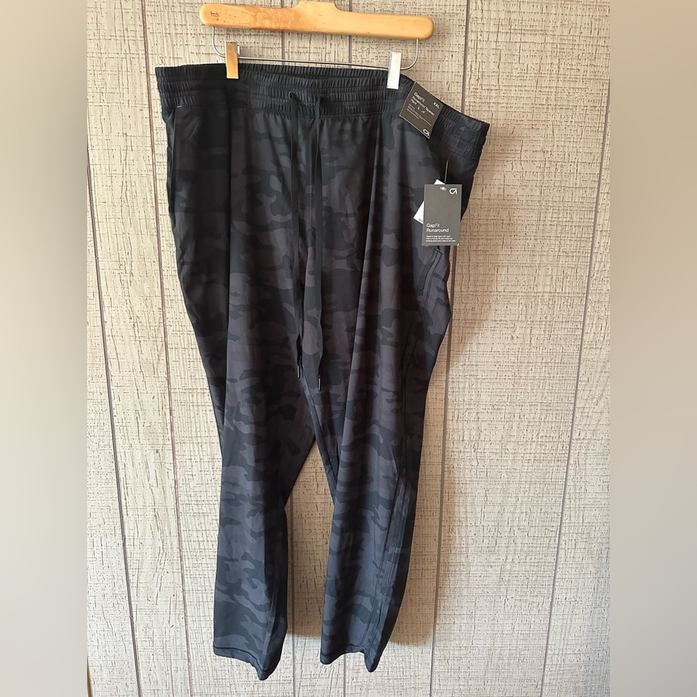GapFit Tapered Runaround Pant in Black Camo XXL NWT